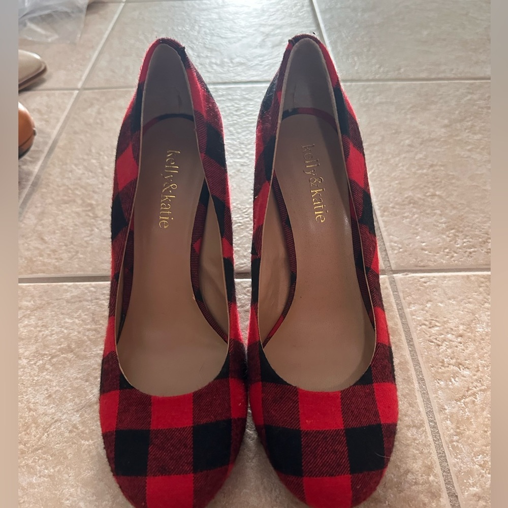 He perfect Christmas heels!!!